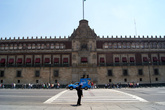 Президентский дворец на площади Конституции