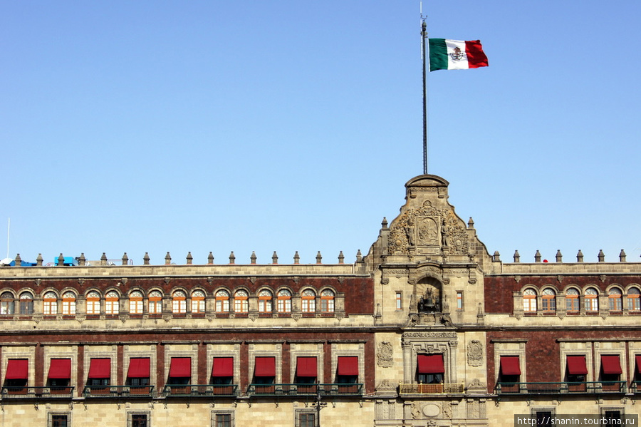 Флаг над Президентским дворцом Мехико, Мексика