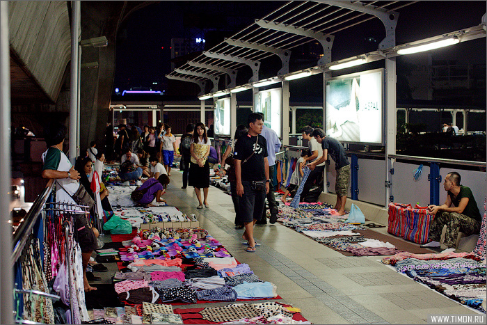 Спонтанный рынок в переходе SkyTrain после закрытия MBK Бангкок, Таиланд