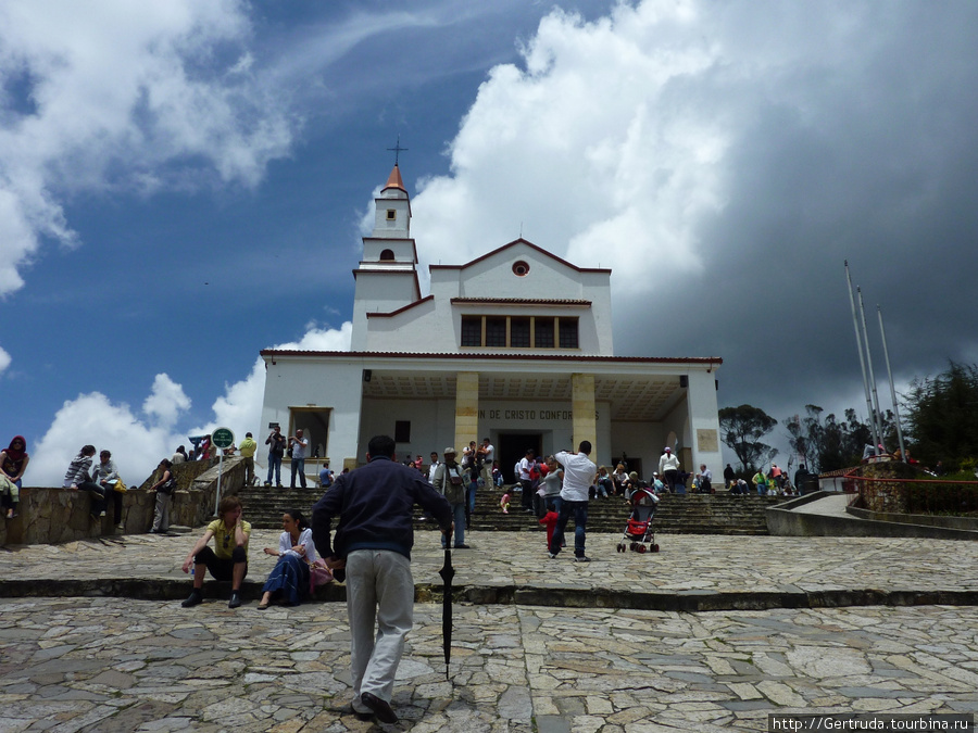 Католический костел  на вершине горы. Богота, Колумбия
