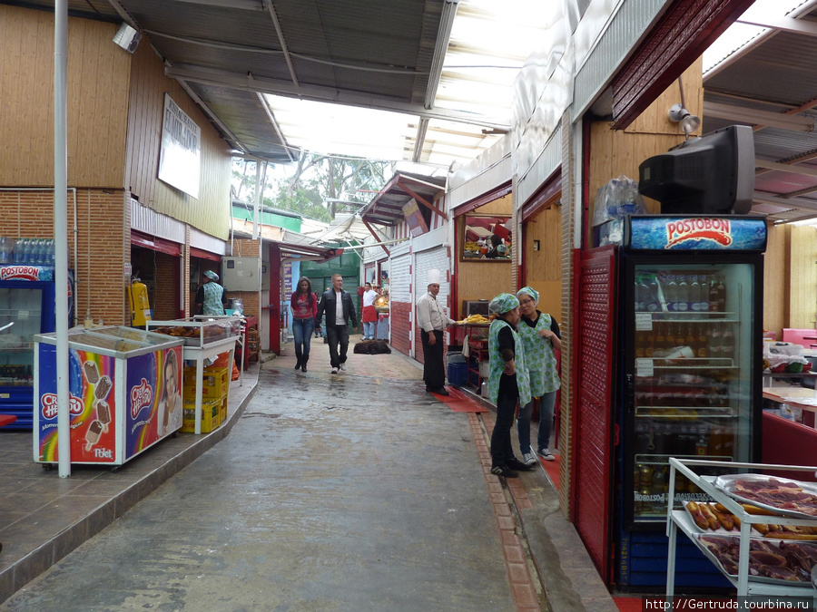 Торговые ряды — и еда, и сувениры. Богота, Колумбия