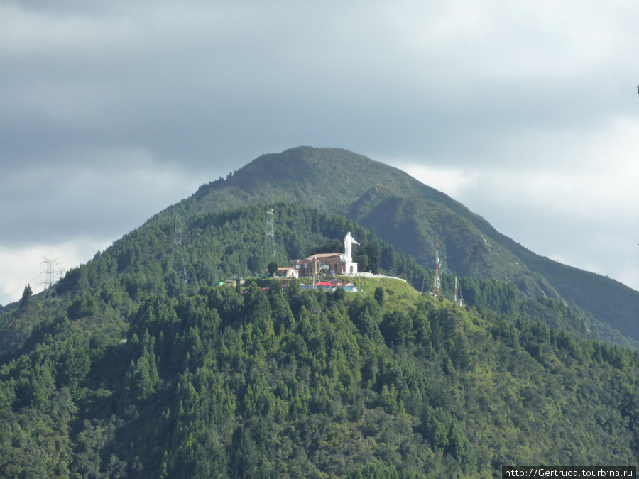 Хорошо видна гора Гуадалупе с фигурой Иисуса Христа. Богота, Колумбия