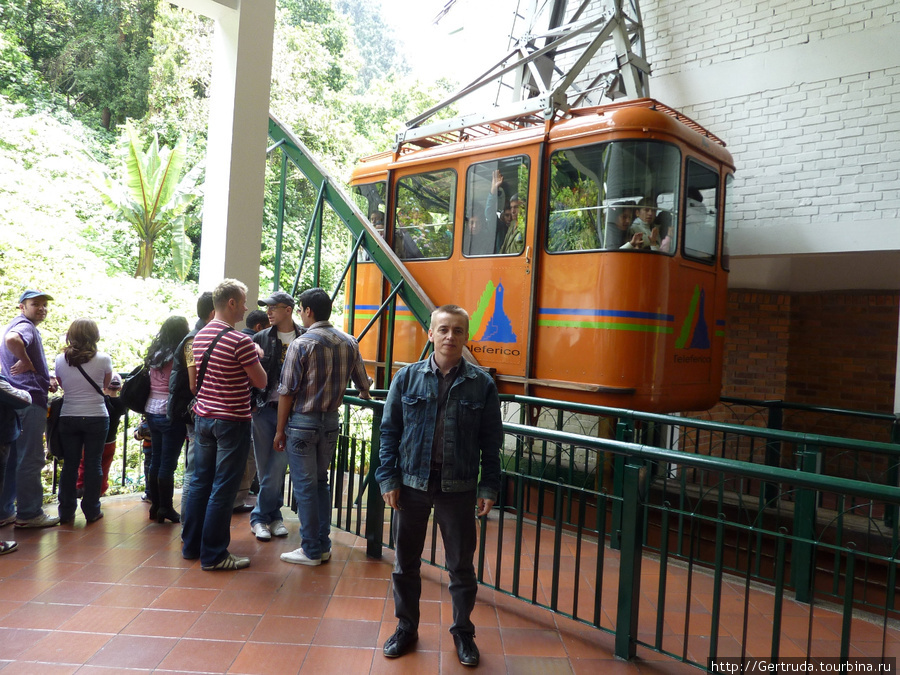 Перед посадкой в вагоны телеферико. Богота, Колумбия