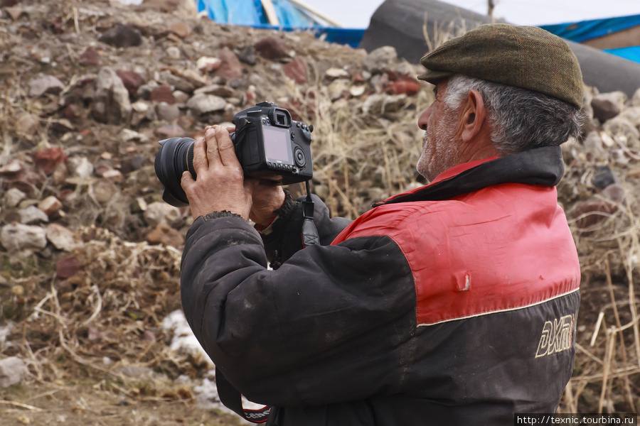 Абориген изучает Сашин фотоаппарат, а мой потом использовал как подзорную трубу. Восточная Анатолия, Турция