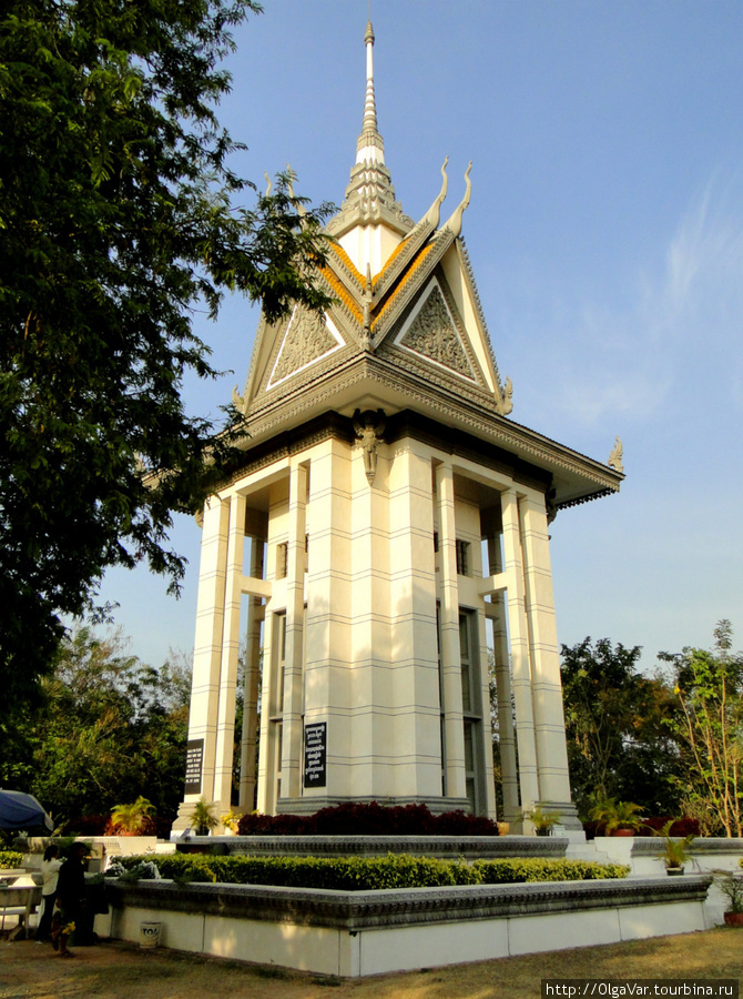 Саркофаг-памятник жертвам геноцида Пномпень, Камбоджа