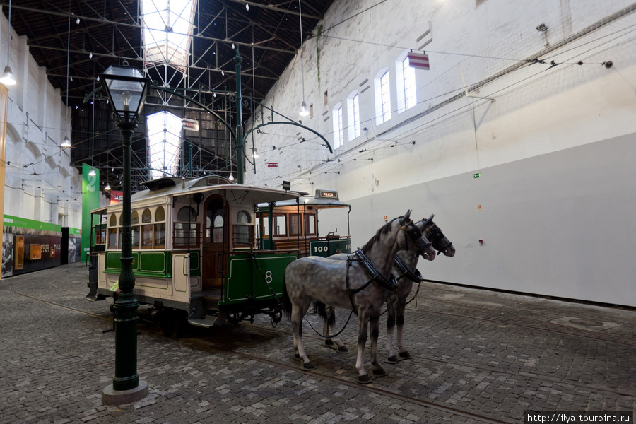 Впервые этот трамвай появился на улицах американских городов в 1832 году, за что получил прозвище американский. Порту, Португалия