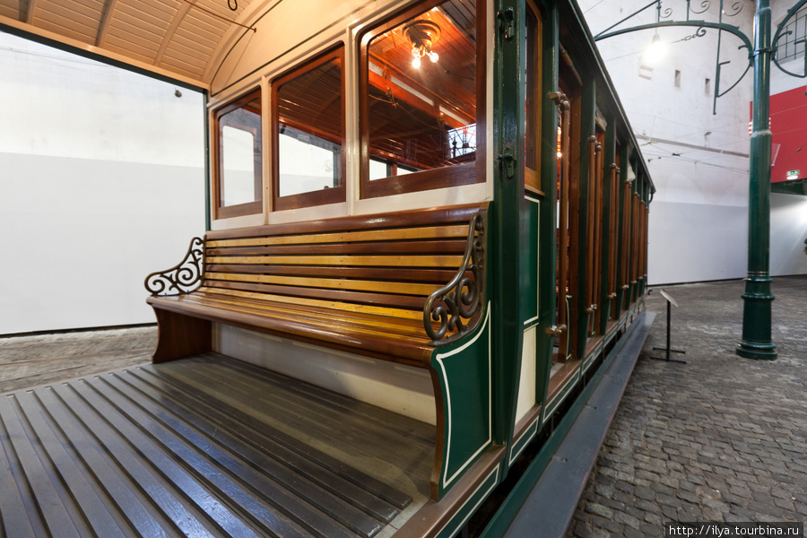 В трамваи используется 2 двигателя мощностью по 55 лс. Салон рассчитан на 36 пассажиров, в нем только сидячие места. Порту, Португалия