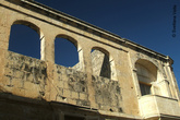 Старинный дом с редко встречающимся на Мальте каменным балконом (Зурри, Мальта)