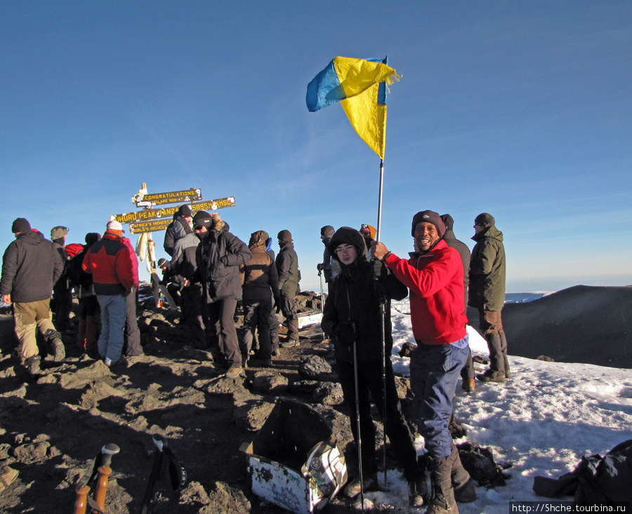 У Валика пока эмоции на нуле. Осознание придет позже. Гора (вулкан) Килиманджаро (5895м), Танзания