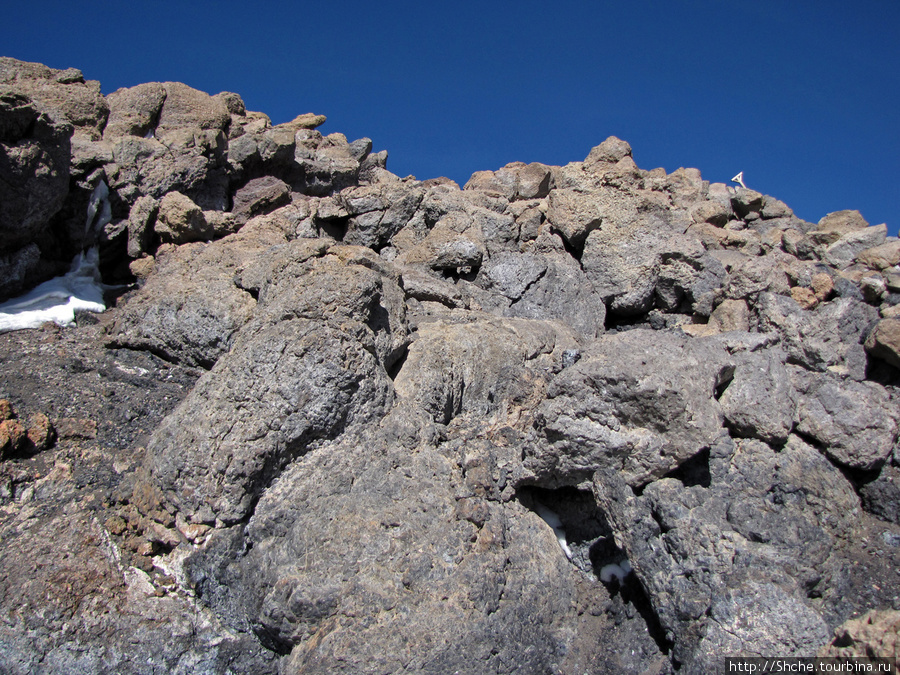 По этим камням проходит дорога к Gilmans Point. Гора (вулкан) Килиманджаро (5895м), Танзания