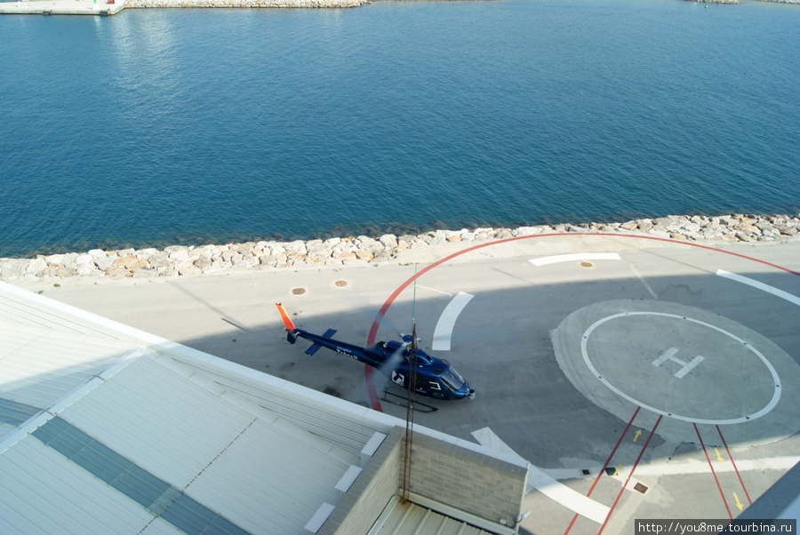 вертолет с посадочной площадкой Барселона, Испания