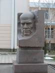 памятник Н.И. Пирогову перед входом в санаторий