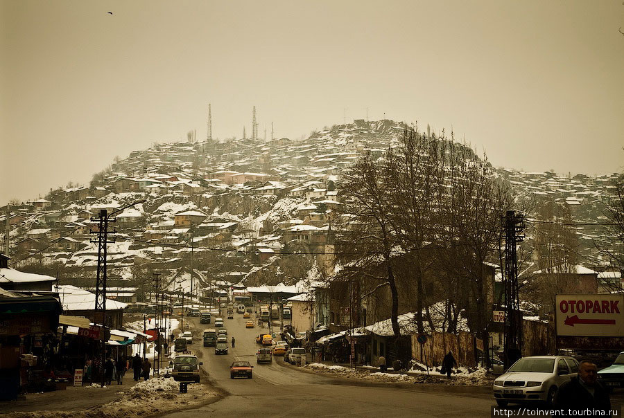 Сейчас Анкара по-прежнему в несколько раз меньше бывшей столицы. Тут живет всего 4 млн. человек против 13 миллионов в Стамбуле. Анкара и Стамбул — это как Астана и Алматы, в которых столицу были вынуждены перенести в  более мелкий город, чтобы затормозить рост Алматы. Анкара, Турция