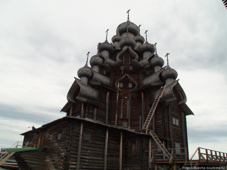 Преображенская церковь 2009 г. Идет реставрация. Кижи, Россия