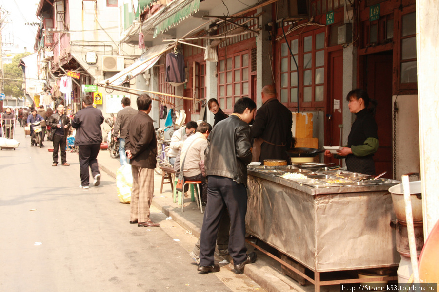 Ресторанчик за стеной Парка Yu Yuan (Yu Garden). Китай