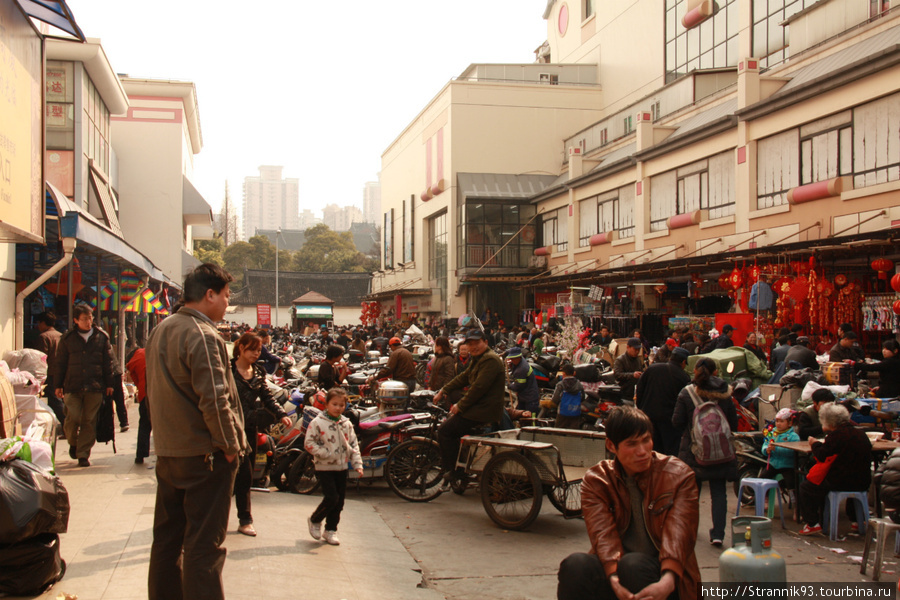 Рынок  за стеной Парка Yu Yuan (Yu Garden). Китай