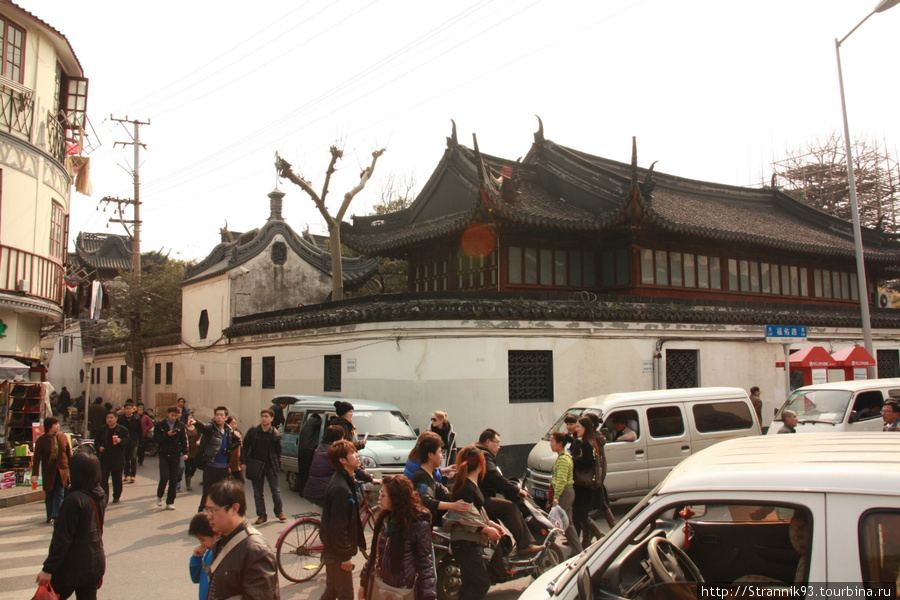 за стеной Парка Yu Yuan (Yu Garden). Китай