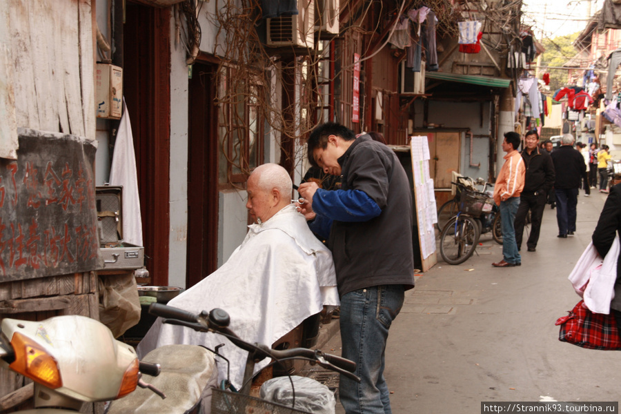 Парикмахерская  за стеной Парка Yu Yuan (Yu Garden). Китай