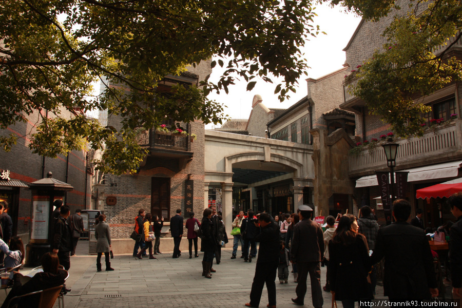 Шанхай. Xintiandi —  место туссовки иностранцев и продвинутых китайцев. Жисзнь кипит и днем и ночью. Китай