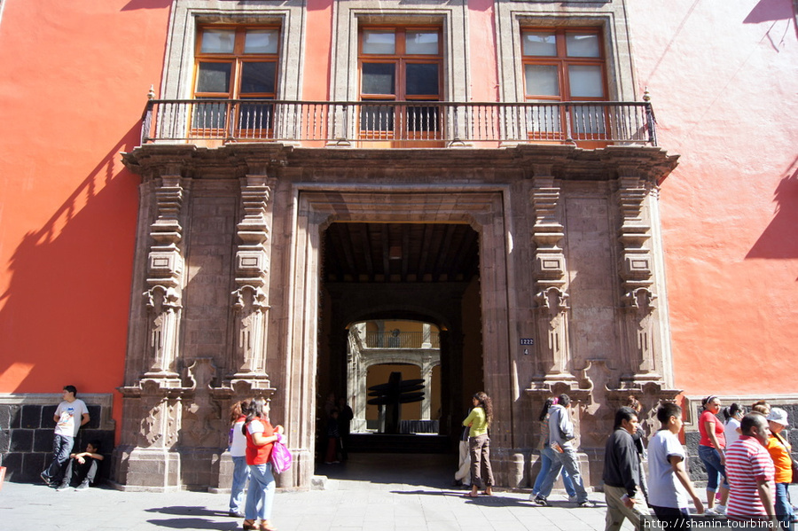 Вход во дворец Арзобиспадо Мехико, Мексика
