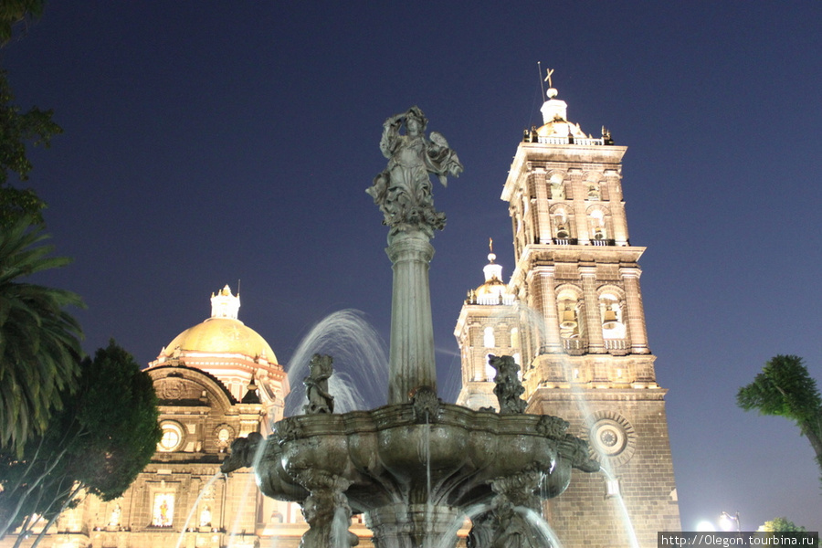 Вечером Кафедральный собор хорошо подсвечен Пуэбла, Мексика
