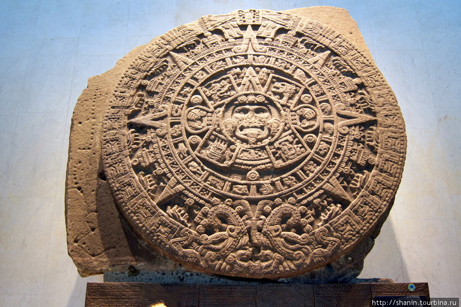 Камень Солнца, известный как ацтекский календарь (зал ацтеков) Мехико, Мексика