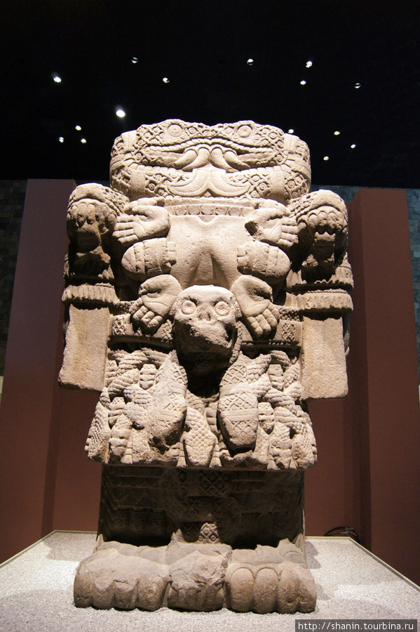 Статуя ацтекской богини Коатликуэ (зал ацтеков) Мехико, Мексика