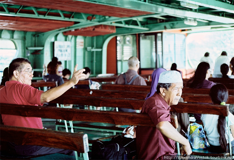 пассажиры брутального судна с о.Пенанг на материк Малайзия
