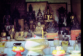 алтарь для Будд — с фруктами, благовониями и свечами