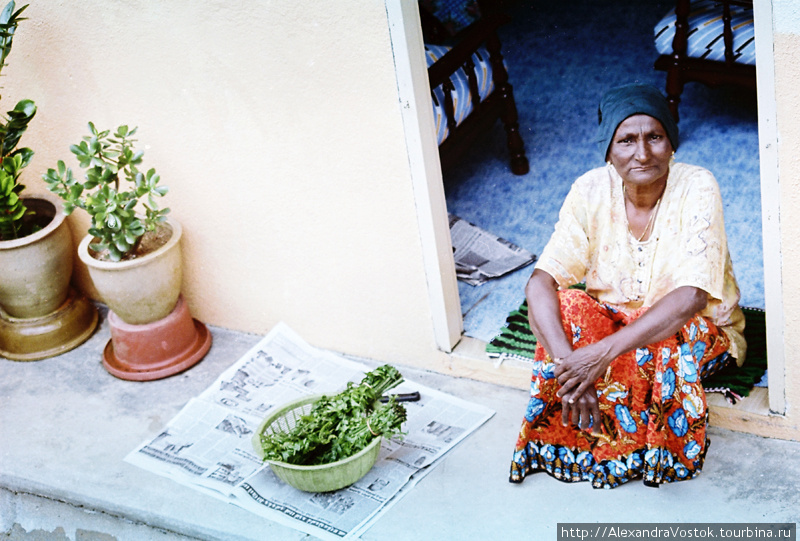 работница чайной плантации, собирается готовить обед для своей семьи Малайзия