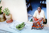 работница чайной плантации, собирается готовить обед для своей семьи