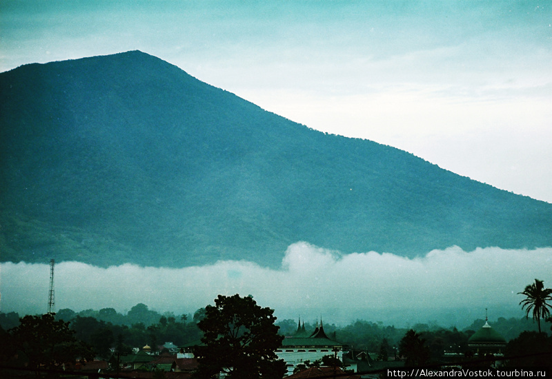 г. Букиттингги, облака ниже гор Суматра, Индонезия