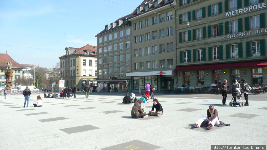 Кушать исключительно на улице, сидя на теплом асфальте здесь считается просто правилом. Берн, Швейцария