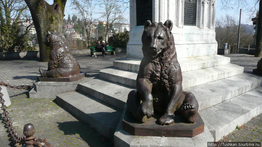 Поскольку медведь здесь является символом города, как в прочем и в Хельсинки, представлен он во всех видах и на чем только можно. Трудно было избавиться от желания начать их считать. Берн, Швейцария