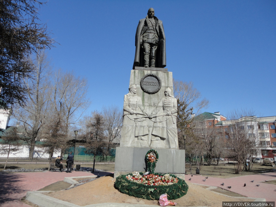 Памятник Колчаку. Примирительно склоненные винтовки противников.
Рядом будка охраны-- видать не все памятнику рады))) Иркутск, Россия