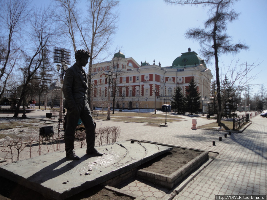 Драматический театр. Памятник Вампилову. Иркутск, Россия