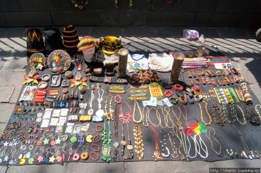 Сувениры для туристов в парке Мехико, Мексика