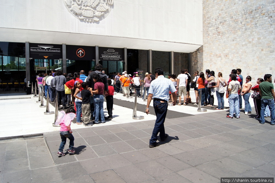 Очередь на вход в музей антропологии в Мехико Мехико, Мексика