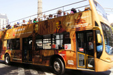 Туристический экскурсионный автобус на главном проспекте Мехико