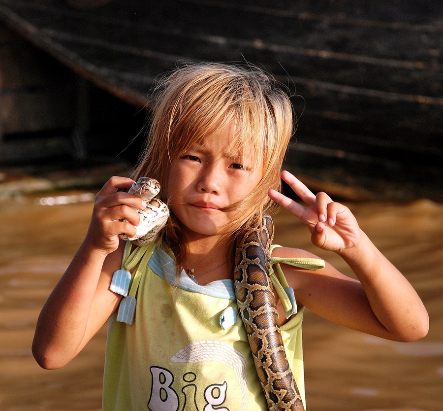 Когда она вырастит, будет восточной красавицей и вокруг нее, будут виться уже не змеи, а мужчины:) Провинция Сиемреап, Камбоджа