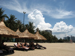 Пляж Нячанга. Это вторая половина дня, уже не так жарко как днем.