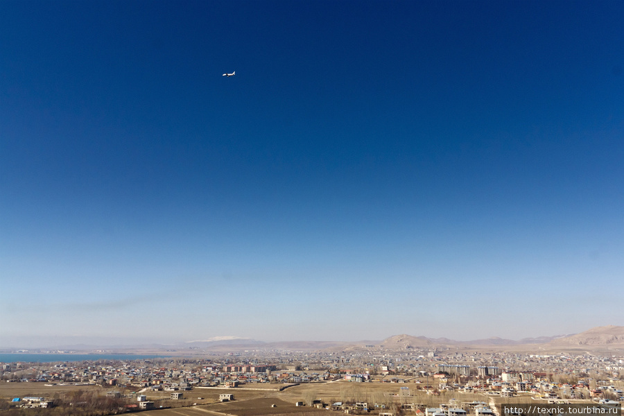 Недалеко находится аэропорт и взлетающие самолёты пролетают над самой крепостью Ван, Турция