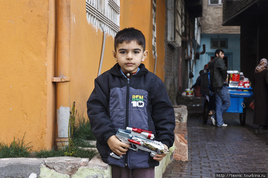 Первые встреченные дети обязательно были с игрушечным оружием Диярбакыр, Турция