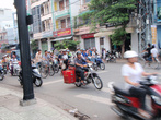 Все вьетнамцы на мотобайках. Из пешеходов только европейцы.