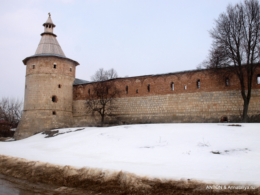 Стена и башня кремля Зарайск, Россия