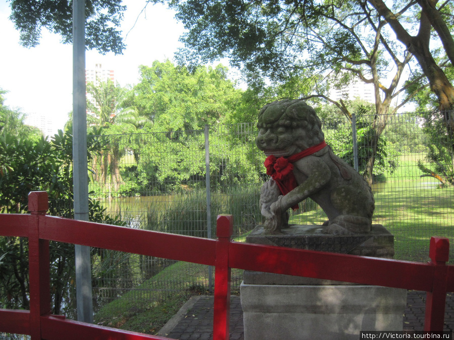 По обе стороны моста стоят суровые охранники китайского и японского садов. С милыми бантиками на шеях. То ли львы, то ли котики. Сингапур (город-государство)