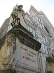 Памятник Данте и церковь.