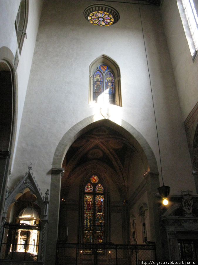 Солнечные лучи в церкви. Флоренция, Италия