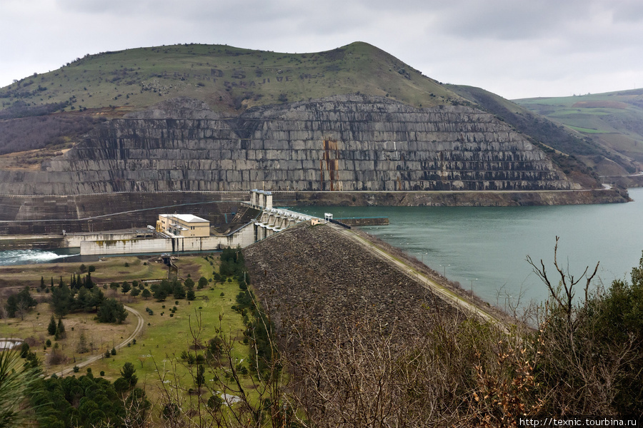 Водохранилище и ГЭС около Бафры: турецкий Калязин Бафра, Турция