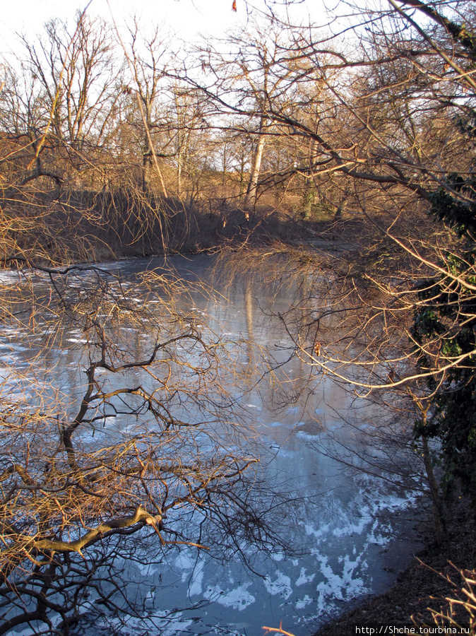 здесь примыкает парк Kastellet с замерзшим, заполненным водой, рвом. Копенгаген, Дания